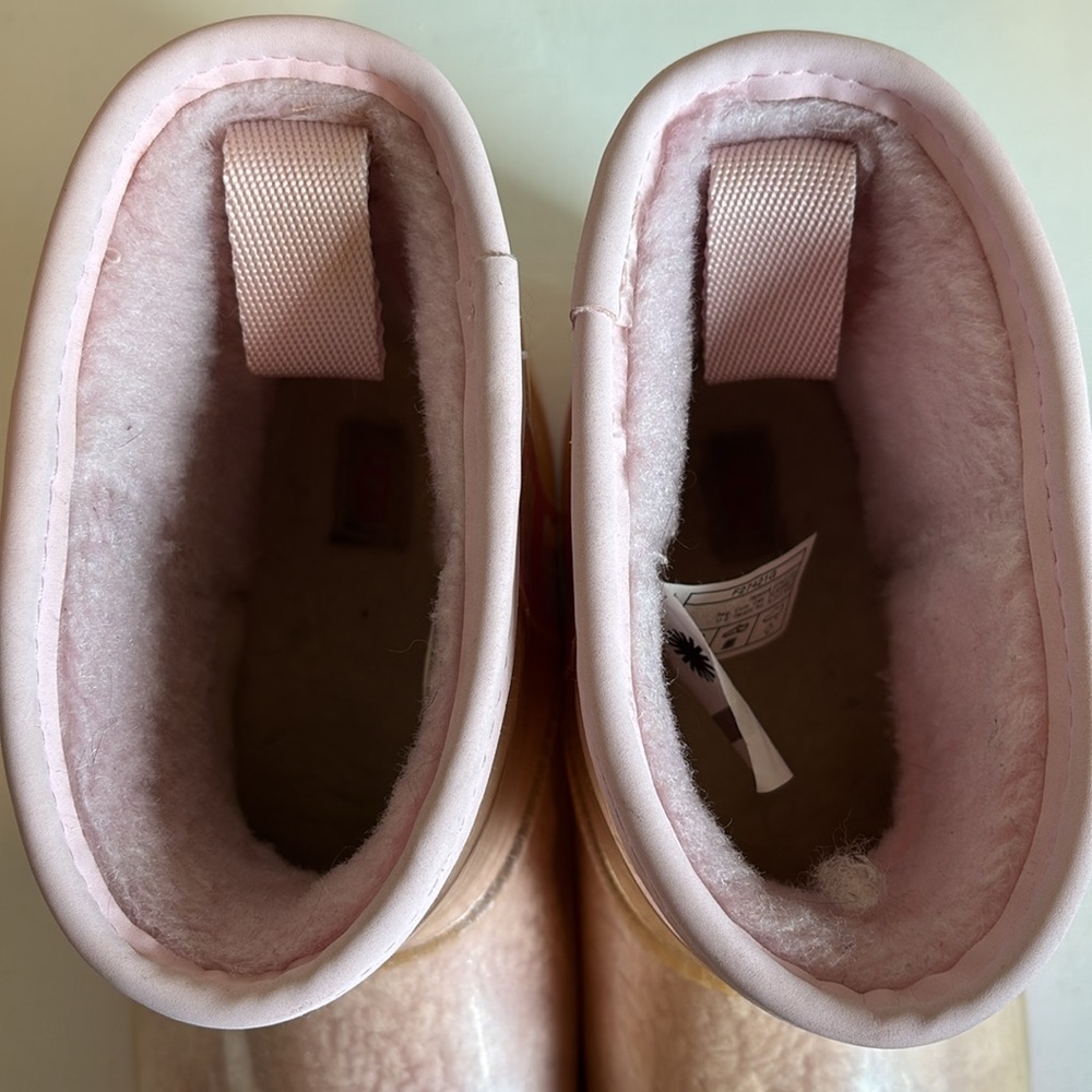 UGG Kid’s Classic Clear Mini II Gradient Pink Size 4 - Picture 8 of 8